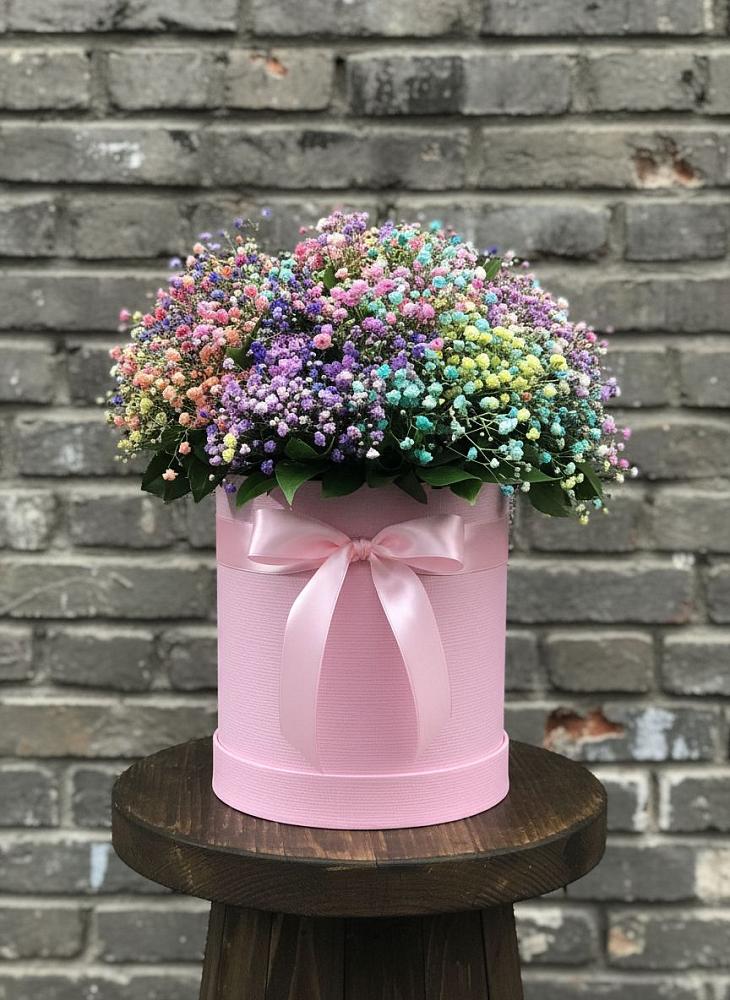 Цветочная композиция из Гипсофила и Розы в шляпной коробке в Соболево