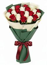 Букет Микс из красных и белых роз в Соболево