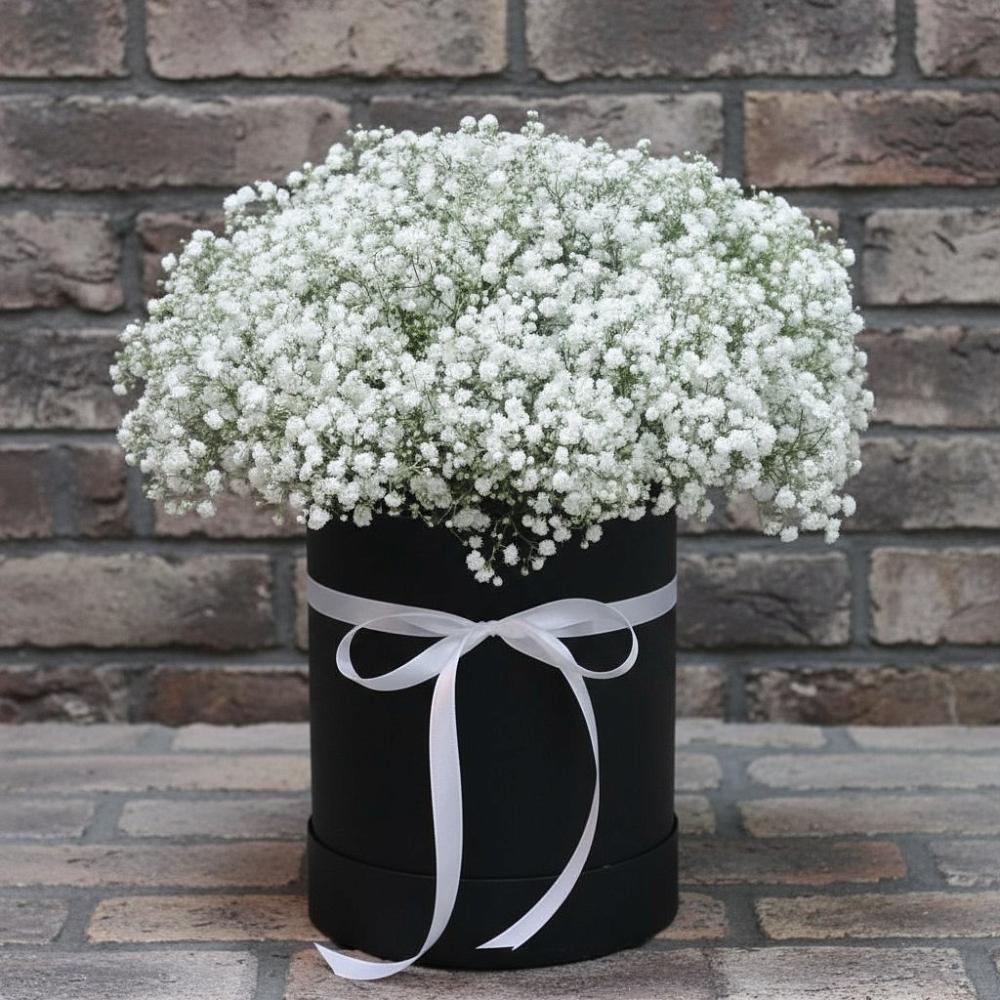 Цветочная композиция из Гипсофила в шляпной коробке в Соболево