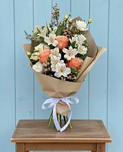 Букет цветов из:  Альстромерии, Лизиантусы, Розы и Хризантемы в Соболево