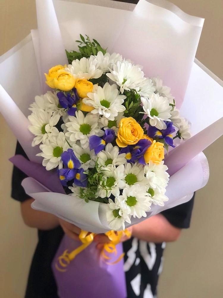 Букет цветов из: Ирисы, Хризантемы и Розы в Соболево