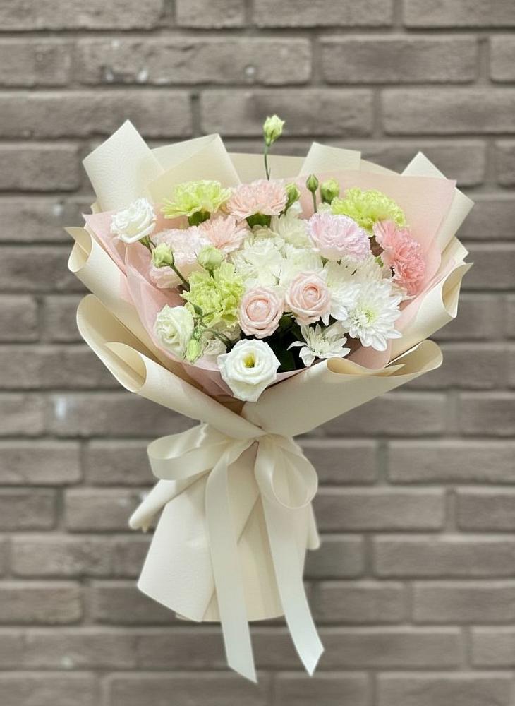 Букет цветов из: Гвоздики, Розы, Лизиантусы и Хризантемы в Соболево