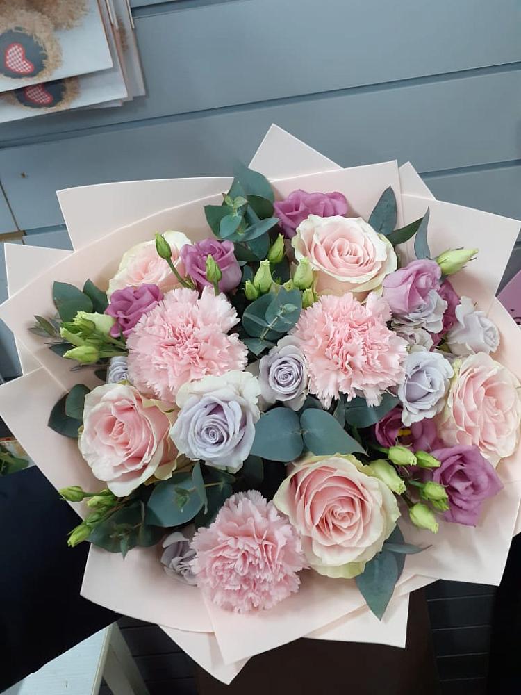 Букет цветов из: Розы, Гвоздики и Лизиантусы в Соболево